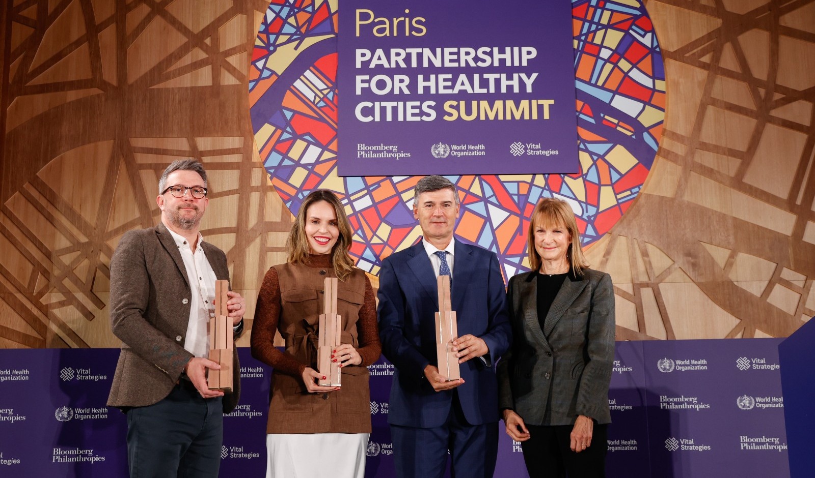 vice-prefeita Gabriella posa para a foto ao lado de executivos da Bloomberg